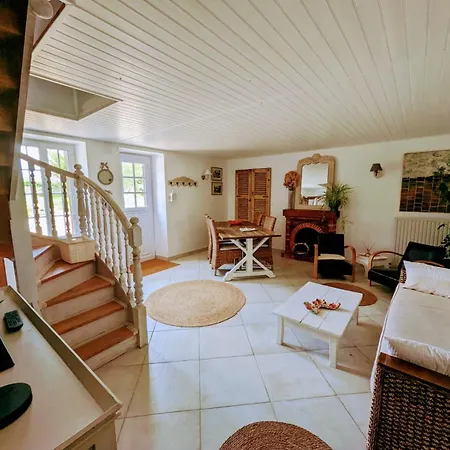 Homestay La Maison Aux Petits Bonheurs Chaille-sous-les-Ormeaux